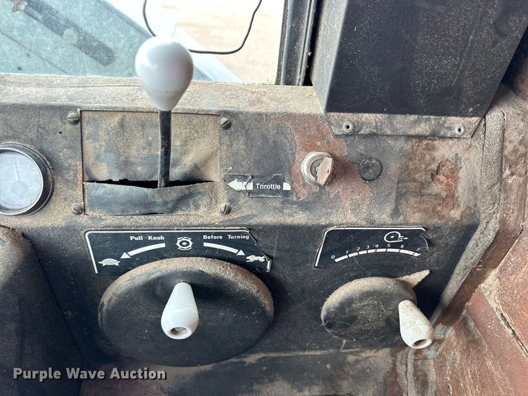 image for item OE9145 1980 Gleaner LM-M2 combine