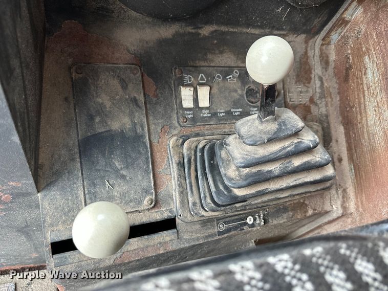 image for item OE9145 1980 Gleaner LM-M2 combine