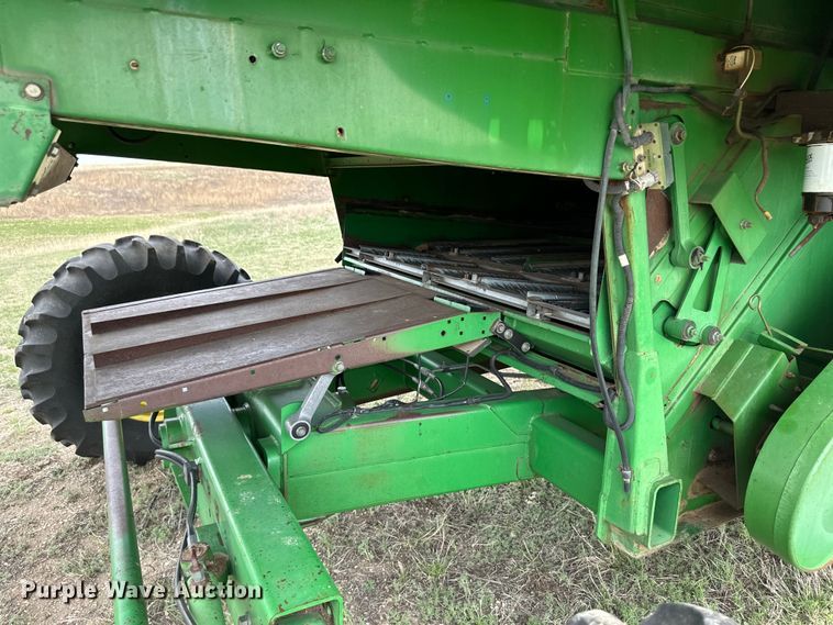 image for item OI9048 1994 John Deere 9600 combine