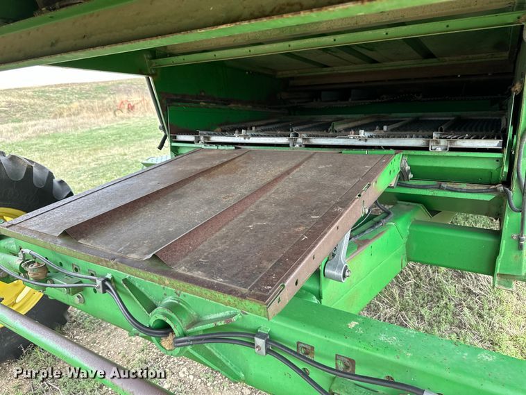 image for item OI9048 1994 John Deere 9600 combine