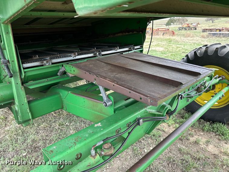 image for item OI9048 1994 John Deere 9600 combine
