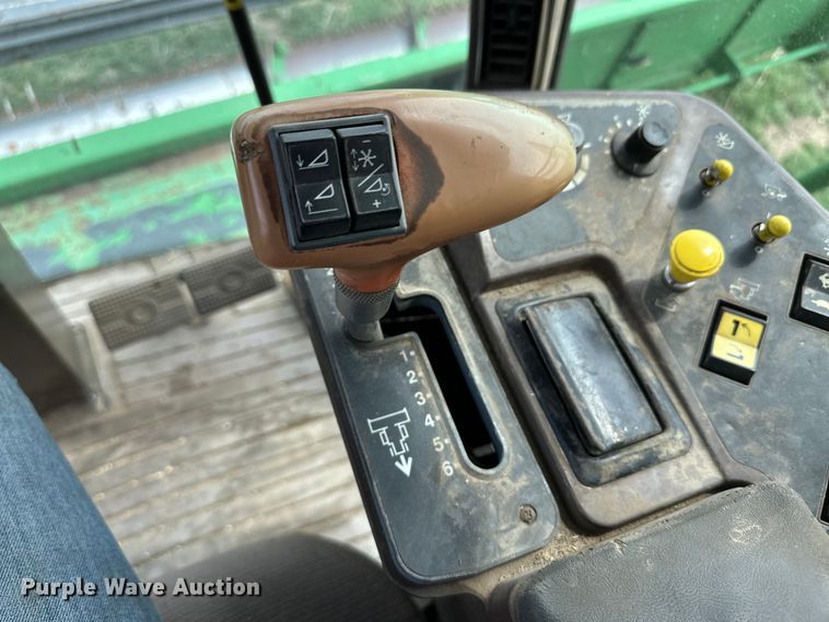 image for item OI9048 1994 John Deere 9600 combine