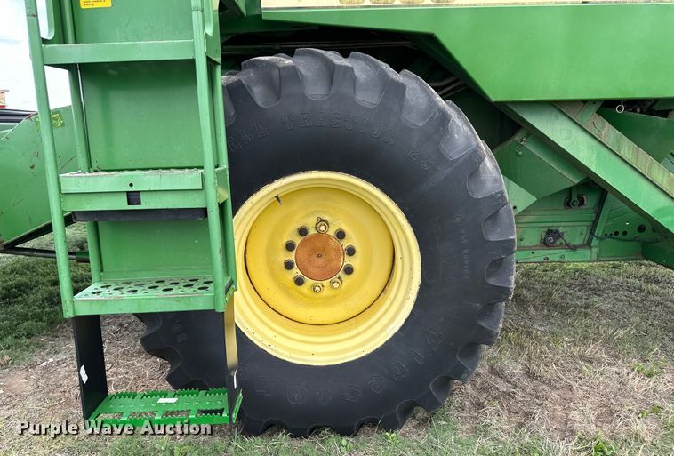 image for item OI9048 1994 John Deere 9600 combine