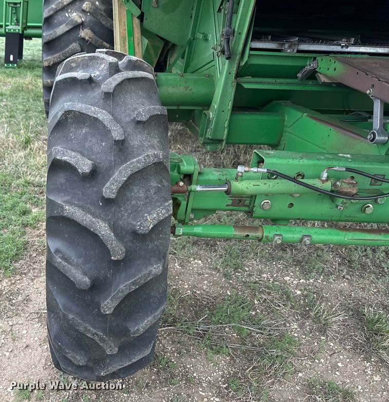 image for item OI9048 1994 John Deere 9600 combine