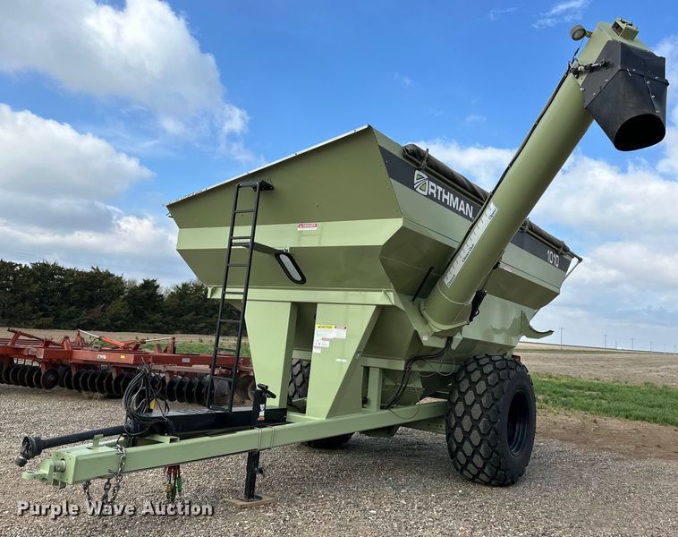 image for item OI9497 2016 Orthman 1010 grain cart