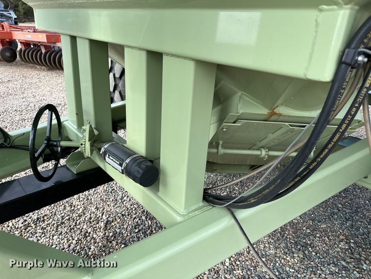 image for item OI9497 2016 Orthman 1010 grain cart