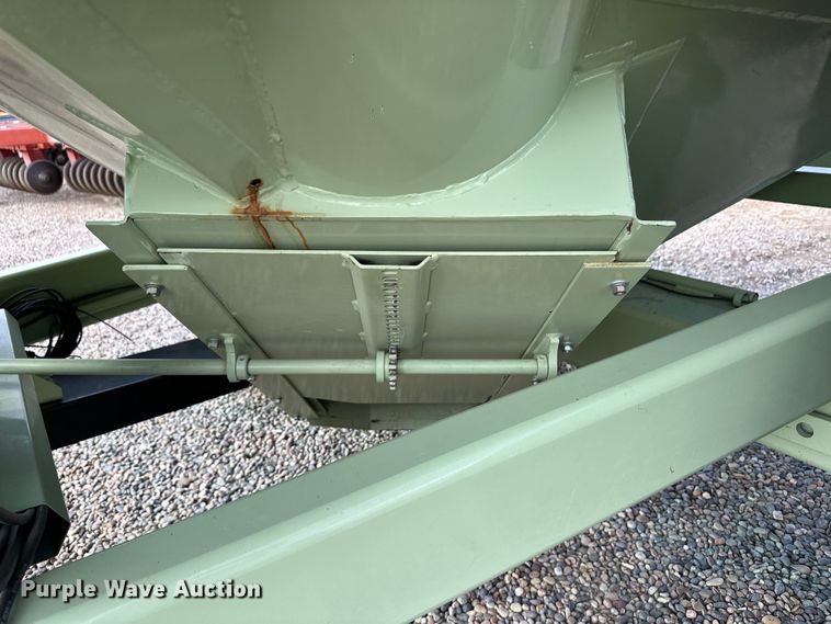 image for item OI9497 2016 Orthman 1010 grain cart