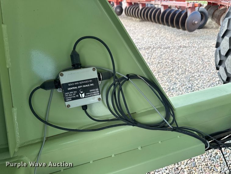 image for item OI9497 2016 Orthman 1010 grain cart