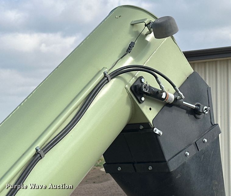 image for item OI9497 2016 Orthman 1010 grain cart