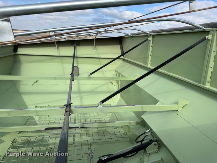 image for item OI9497 2016 Orthman 1010 grain cart