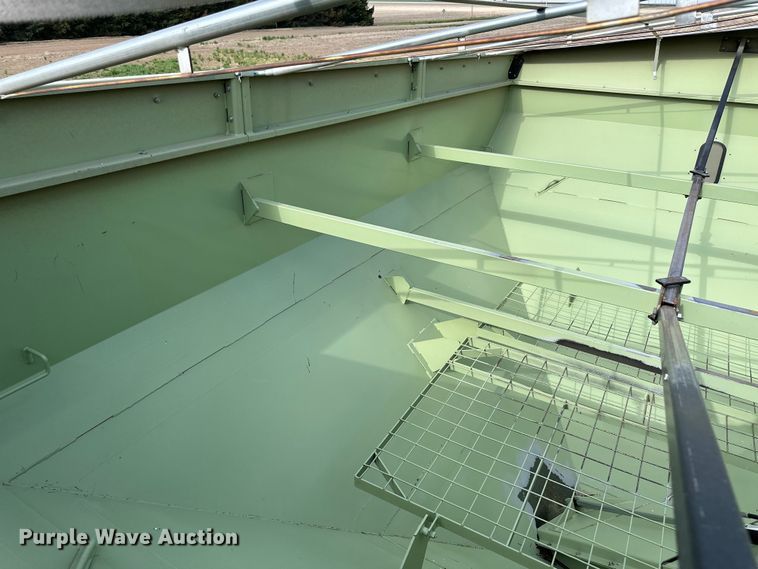 image for item OI9497 2016 Orthman 1010 grain cart