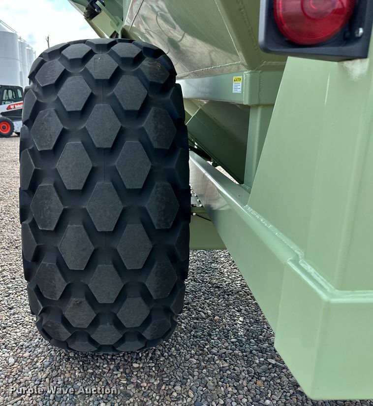 image for item OI9497 2016 Orthman 1010 grain cart