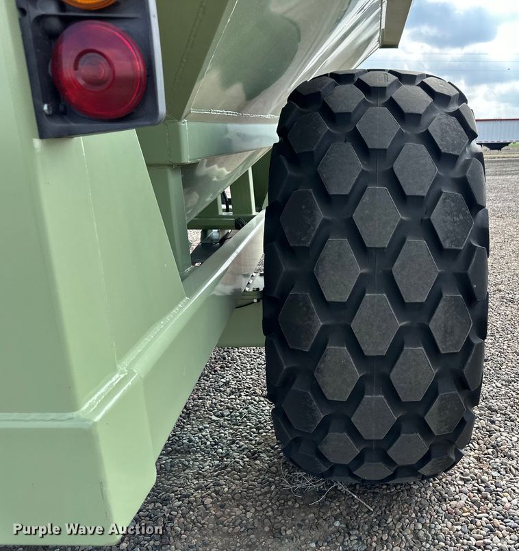 image for item OI9497 2016 Orthman 1010 grain cart