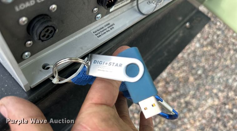 image for item OI9497 2016 Orthman 1010 grain cart