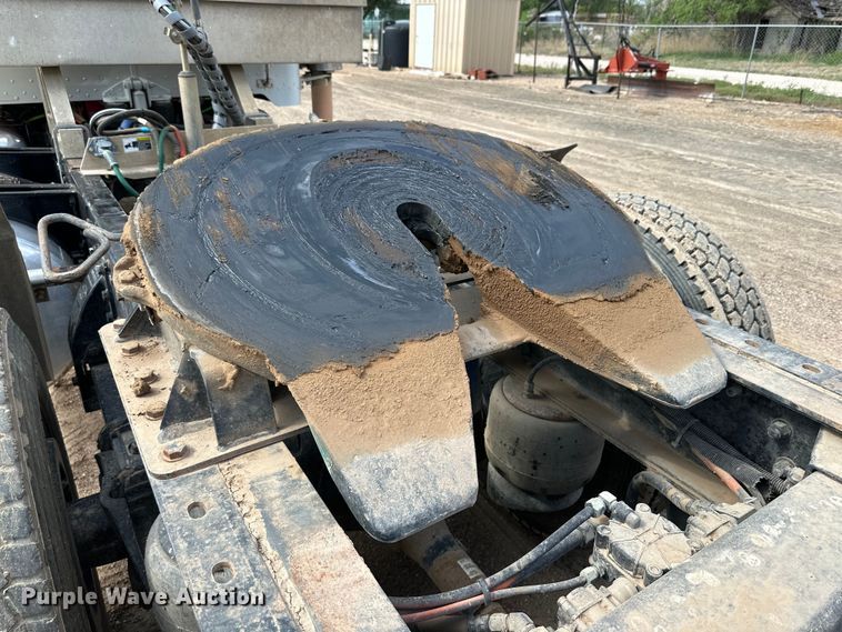 image for item DG4403 2008 Peterbilt  389 semi truck