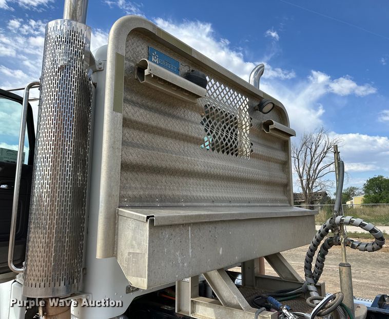 image for item DG4403 2008 Peterbilt  389 semi truck