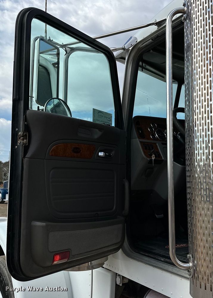 image for item DG4403 2008 Peterbilt  389 semi truck