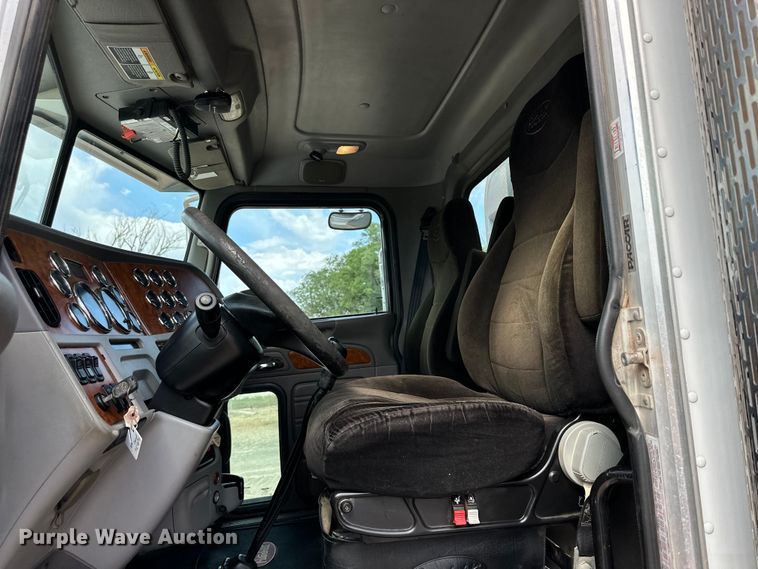 image for item DG4403 2008 Peterbilt  389 semi truck