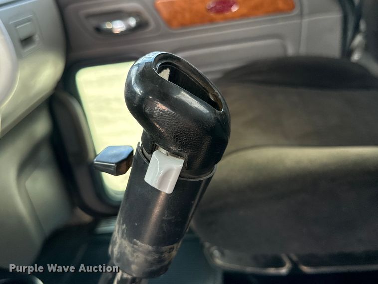 image for item DG4403 2008 Peterbilt  389 semi truck