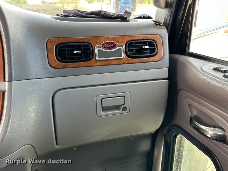 image for item DG4403 2008 Peterbilt  389 semi truck
