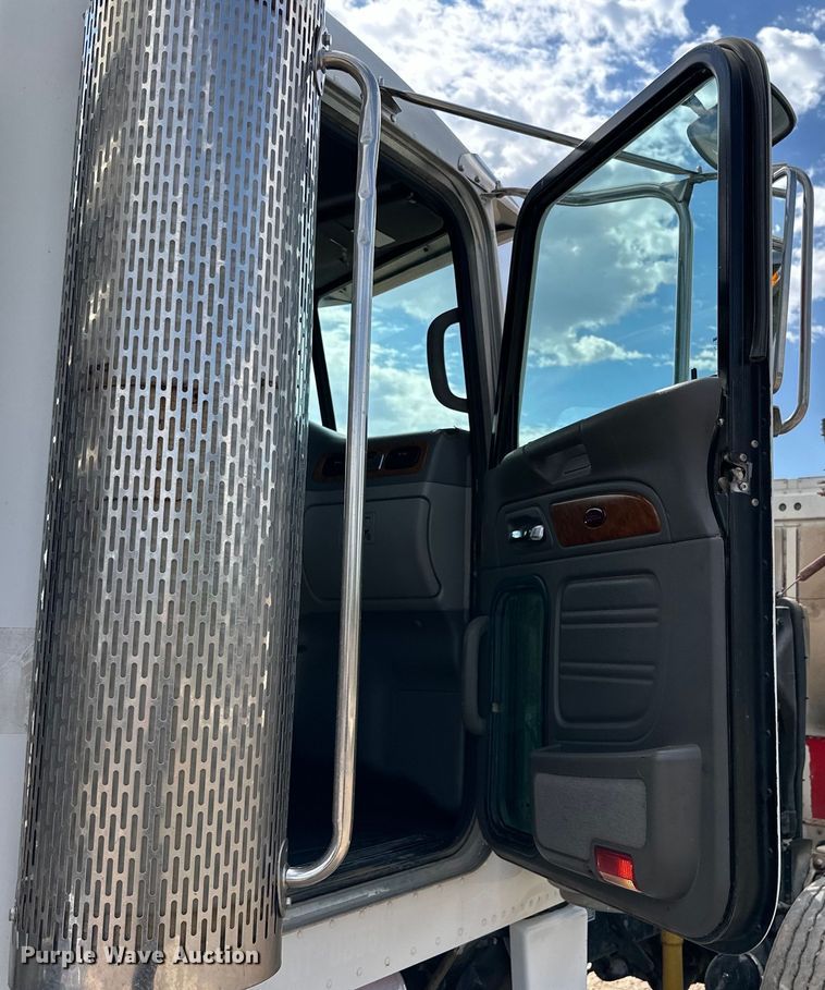 image for item DG4403 2008 Peterbilt  389 semi truck