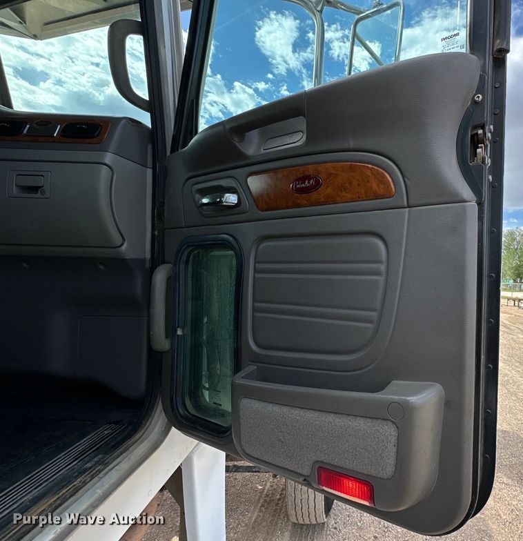 image for item DG4403 2008 Peterbilt  389 semi truck