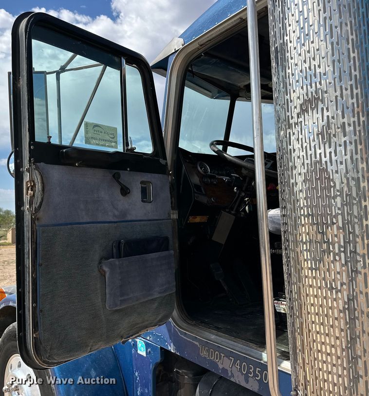 image for item DG4404 1990 Peterbilt 378 semi truck