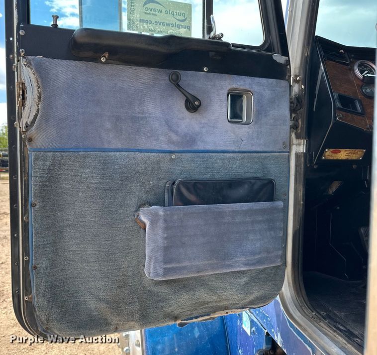 image for item DG4404 1990 Peterbilt 378 semi truck