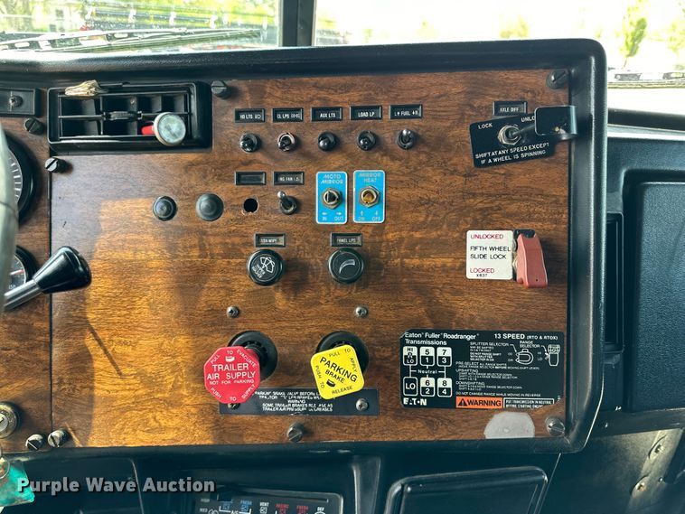 image for item DG4404 1990 Peterbilt 378 semi truck