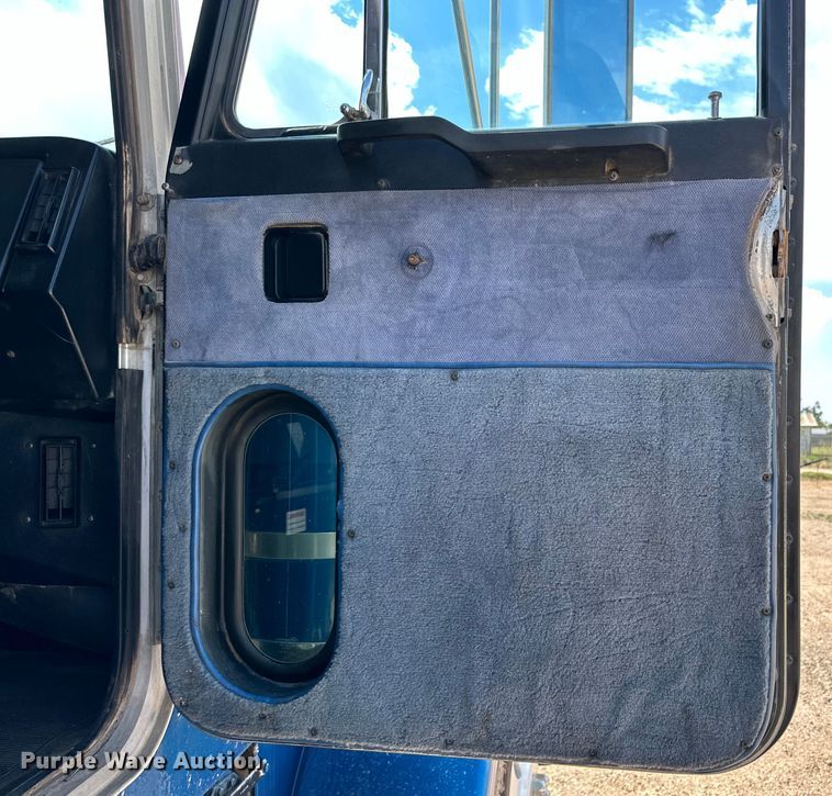 image for item DG4404 1990 Peterbilt 378 semi truck