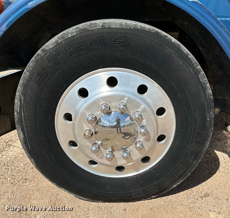 image for item DG4404 1990 Peterbilt 378 semi truck