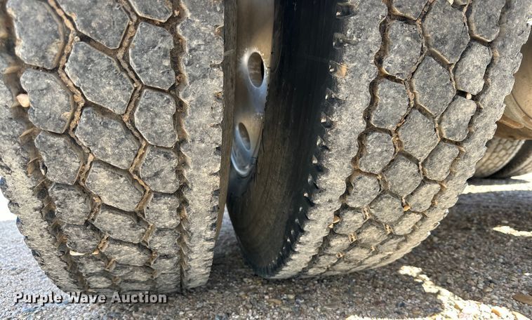 image for item DG4404 1990 Peterbilt 378 semi truck