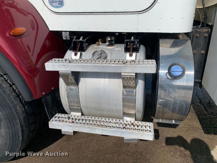 image for item DM7842 2013 Peterbilt 348 fuel truck