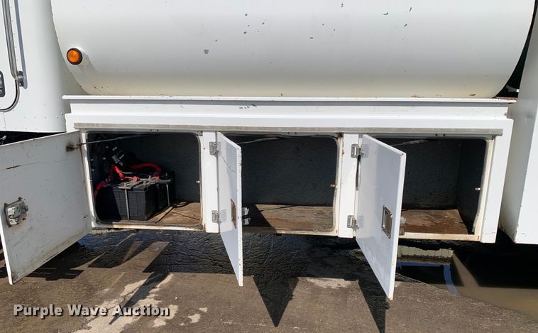 image for item DM7842 2013 Peterbilt 348 fuel truck