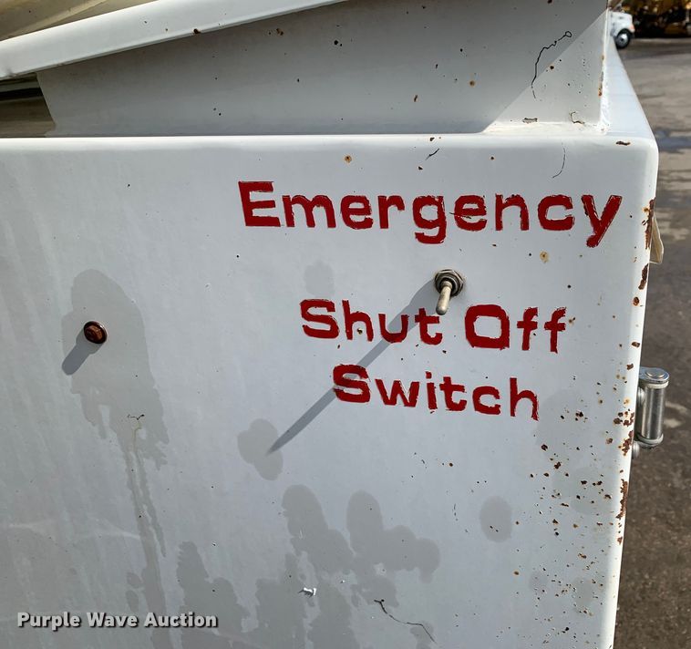 image for item DM7842 2013 Peterbilt 348 fuel truck