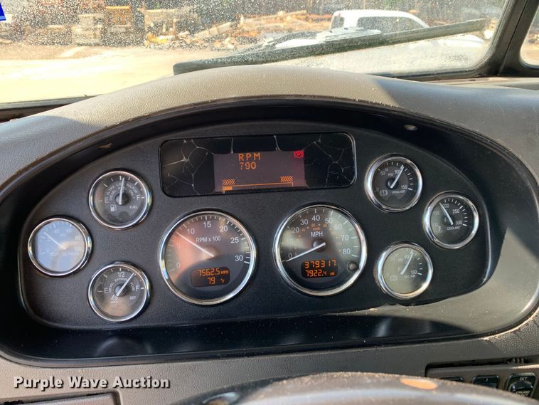 image for item DM7842 2013 Peterbilt 348 fuel truck