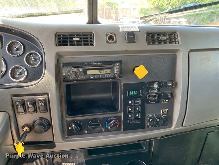 image for item DM7842 2013 Peterbilt 348 fuel truck