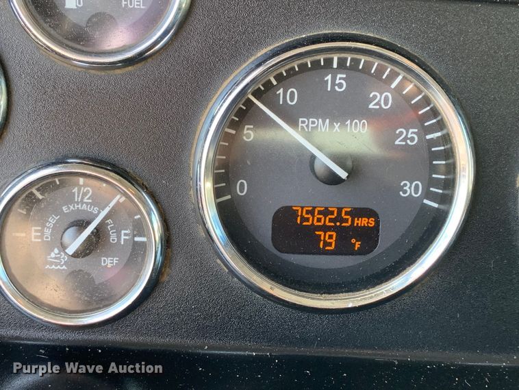 image for item DM7842 2013 Peterbilt 348 fuel truck