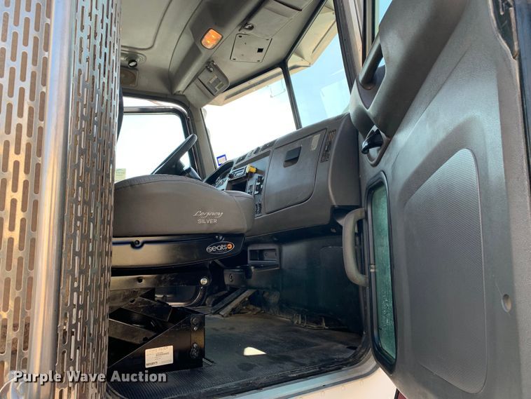 image for item DM7842 2013 Peterbilt 348 fuel truck