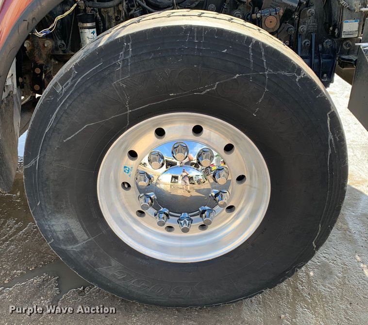 image for item DM7842 2013 Peterbilt 348 fuel truck