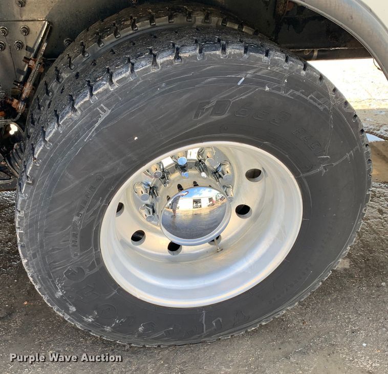 image for item DM7842 2013 Peterbilt 348 fuel truck