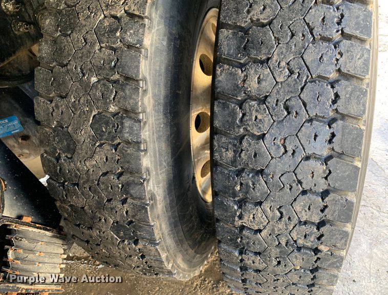 image for item DM7842 2013 Peterbilt 348 fuel truck