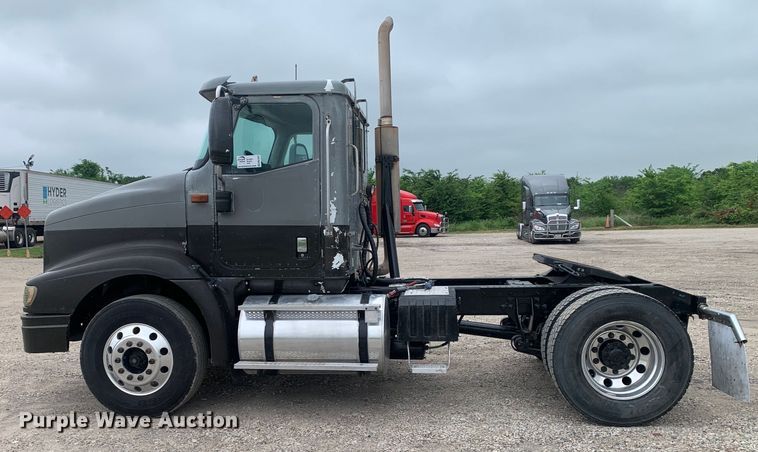 image for item DM7847 2005 International 9200i semi truck