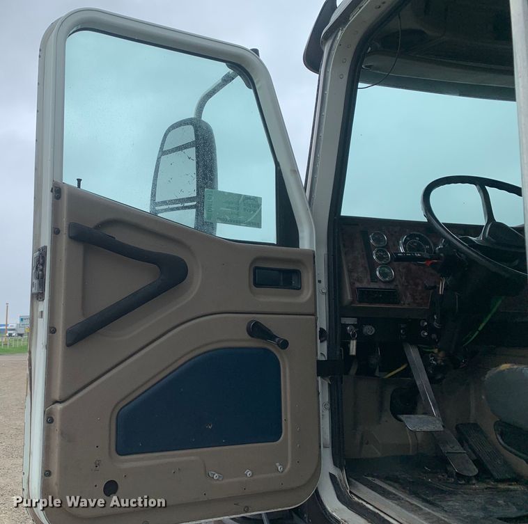 image for item DM7847 2005 International 9200i semi truck