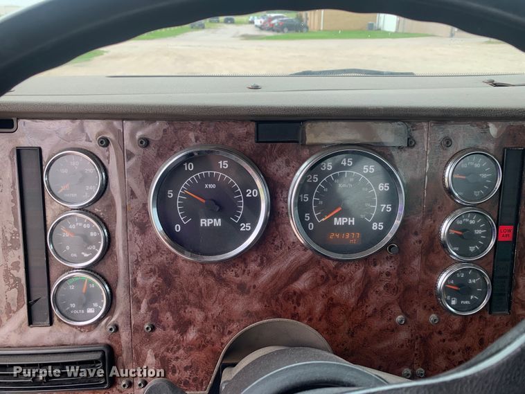 image for item DM7847 2005 International 9200i semi truck