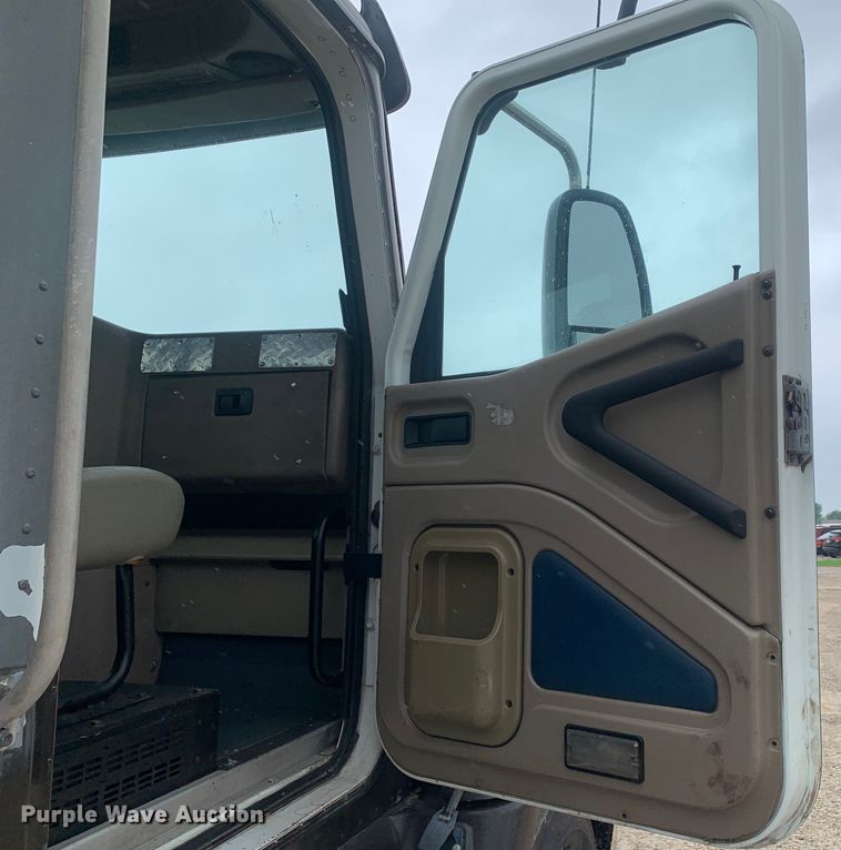 image for item DM7847 2005 International 9200i semi truck