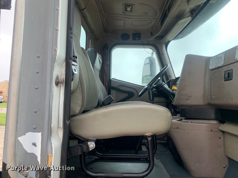 image for item DM7847 2005 International 9200i semi truck