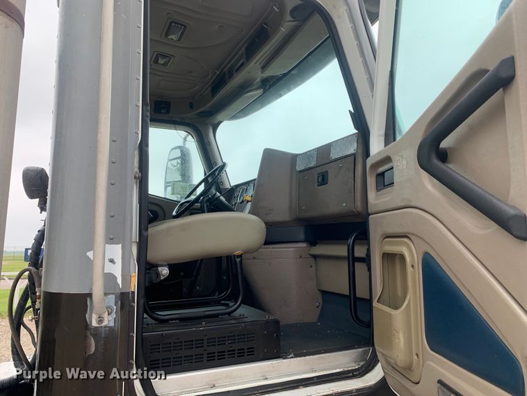 image for item DM7847 2005 International 9200i semi truck