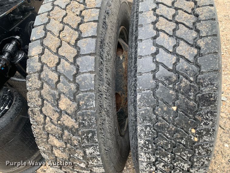 image for item DM7847 2005 International 9200i semi truck