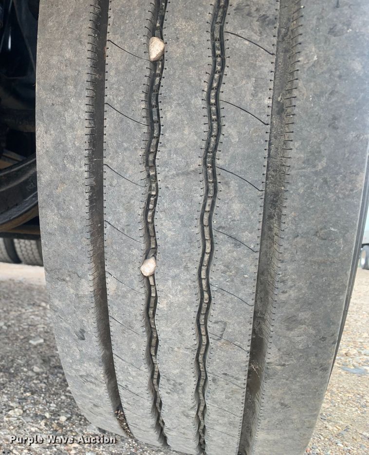 image for item DM7847 2005 International 9200i semi truck